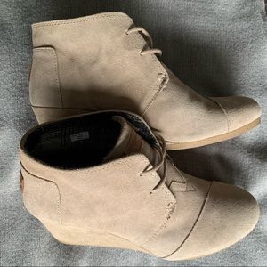 Toms Suede wedge booties size 10 EUC